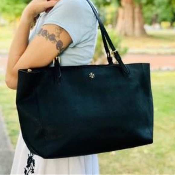 Tory Burch Handbags - Tory Burch black tote in great condition
